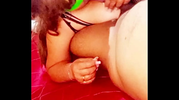 Playing with a mature woman’s pussy until she cums and wets the bed